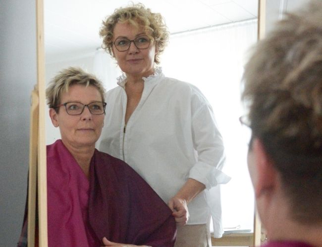 Stilberaterin bei der Farbanalyse mit Tüchern für Frauen ab 40