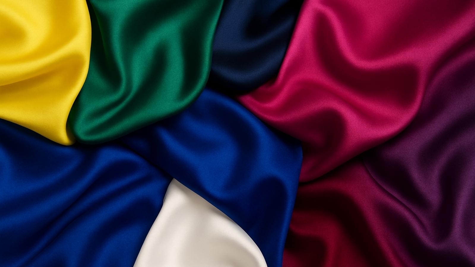 Tücher in typischen Wintertyyp Farben: Kanariengelb, Smaragdgrün, Magenta, Lila, Royalblau, Weiß und Schwarz