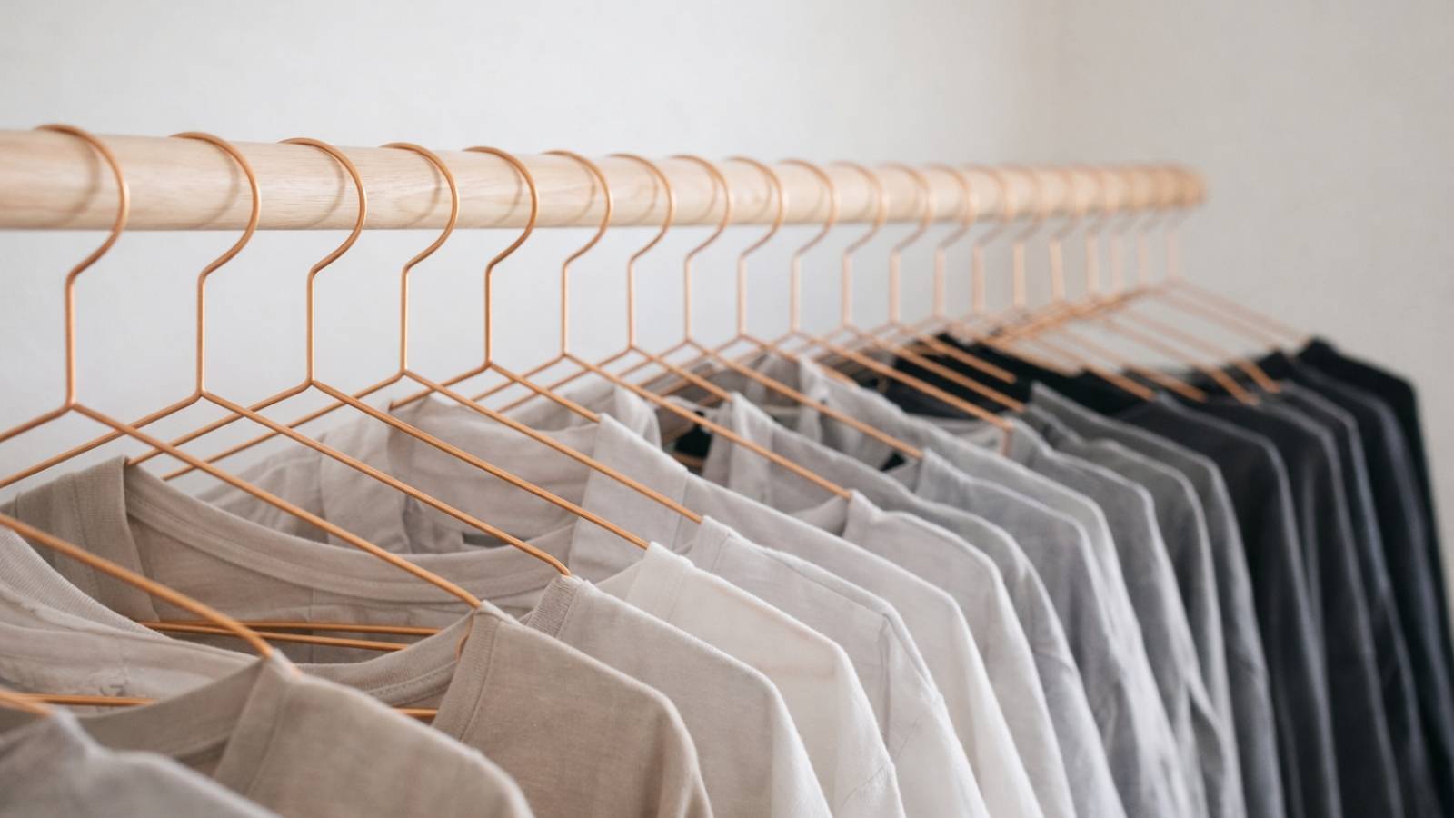 Aufgeräumter Kleiderschrank mit Kleidung auf Bügeln nach dem Aussortieren